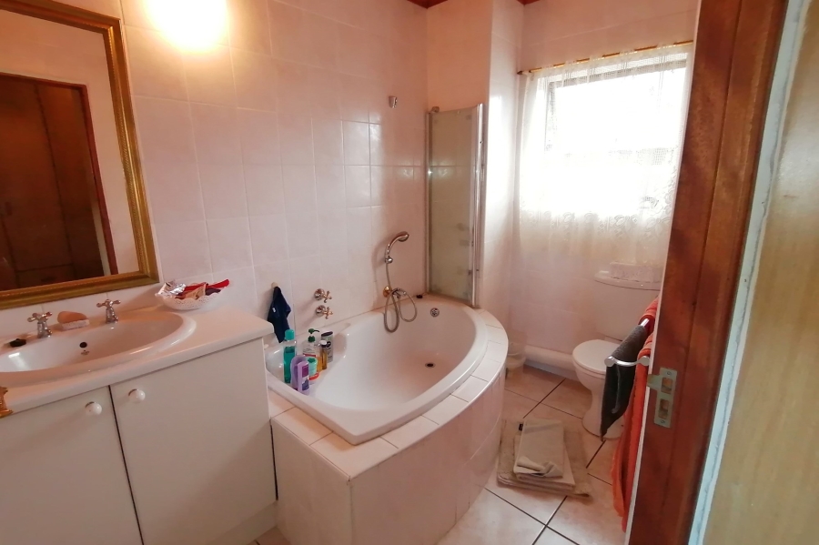 6 Bedroom Property for Sale in Bergsig Western Cape